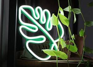Вывеска из LED неона зеленого цвета в форме листа