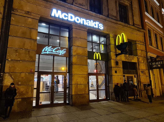 Световые буквы "McDonald's"