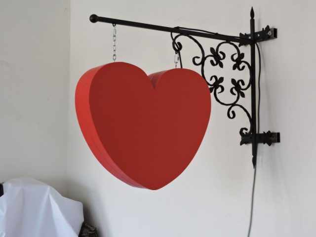 Вывеска светодинамическая конструкция в виде сердца
