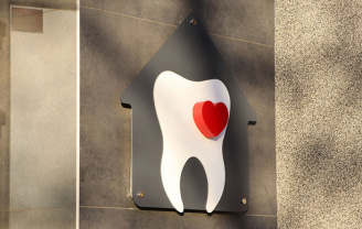 Объемный зуб на фасадной табличке