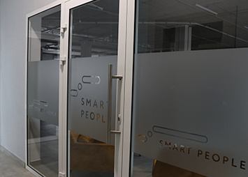 Брендування вікон та вхідних дверей наклейками для офісу SmartPeople