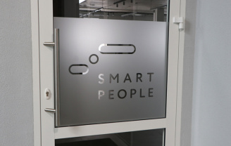 Надпись Smart People с прорезью в наклейке