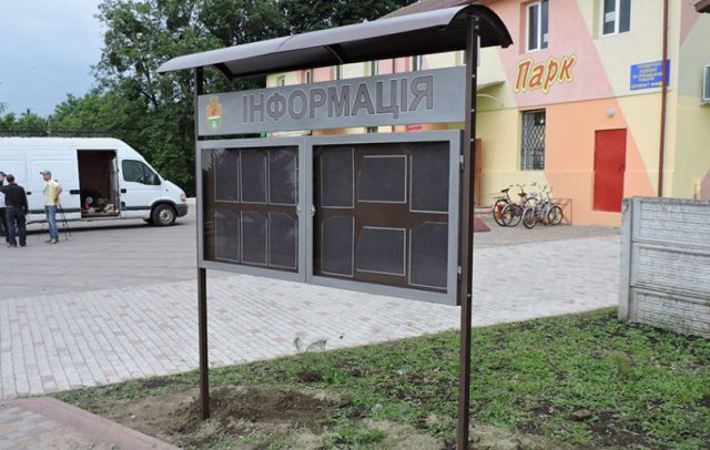 Антивандальный уличный информационный стенд с защитой от погодных условий