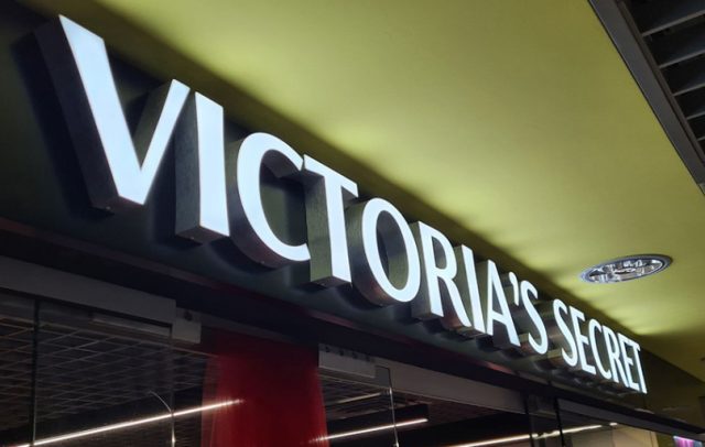 Світлові об'ємні літери з алюмінієвим бортом для магазину Victoria's secret