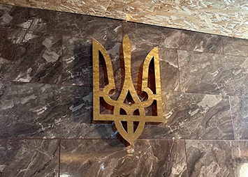 Несвітловий герб з алюмінію в інтер'єрі будівлі