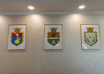 Офисные таблички с золотой рамкой с изображением гербов