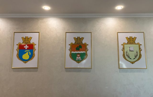 Офісні таблички з золотою рамкою зі зображенням гербів