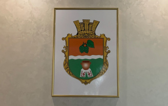 Изображение герба на офисной табличке