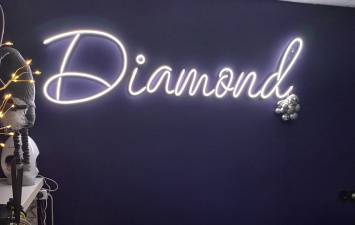 Надпись из лед (led) неона "Diamond" для интерьера.