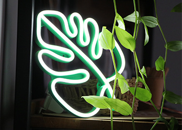 LED неон с зеленой подложкой в ​​форме листьев растения