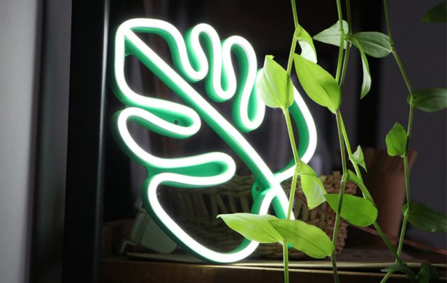 LED неон с зеленой подложкой в форме листьев растения