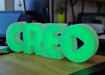 Объемные буквы со световым бортом и RGB светодиодами для подсветки разных цветов