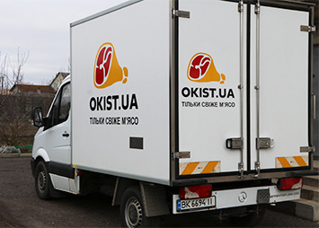 Брендування грузового автомобіля наклейками з логотипом бренду, корпоративне брендування авто