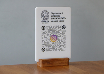 Пластиковая табличка с QR-кодом на деревянной подставке, акриловая табличка с УФ печатью