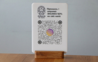 Пластиковая табличка с QR кодом