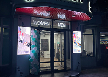 Вертикальные уличные экраны для магазина одежды