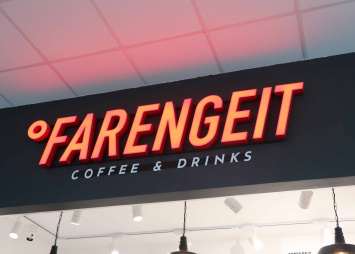 Световые буквы Farengeit для кафе с красным лицом