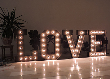 Металлические ретро буквы с лампочками "Love" для улицы