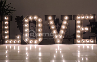 Металлические ретро буквы с надписью "Love"