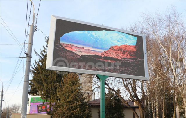 Светодиодный экран на металлической ножке для видео рекламы