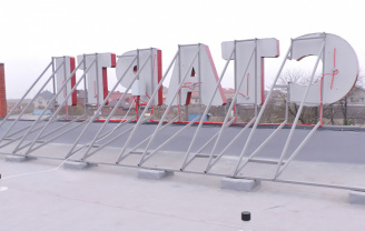 Кріплення світлових літер на даху