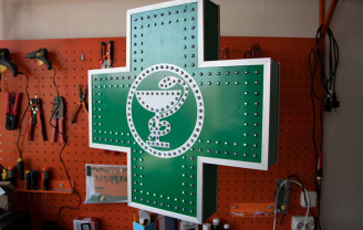 Аптечный крест с открытыми светодиодами
