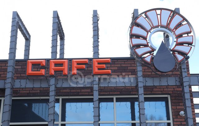 Приклад металевих літер на каркасі з контражурною підсвіткою "Cafe" - Перон