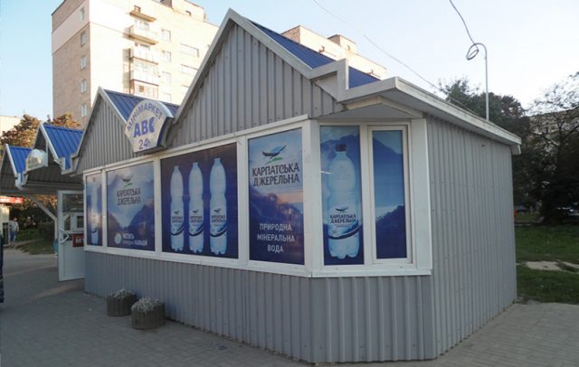Брендування вітрин торгової точки наклейками з друком