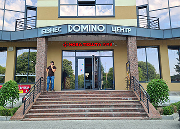 Объемные световые буквы белого цвета на металлическом каркасе "Domino Бизнес центр"
