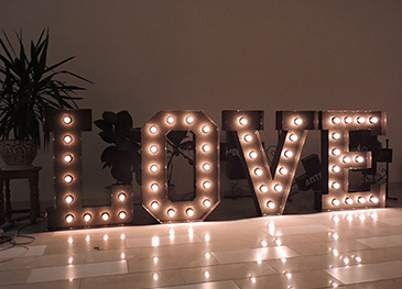 Металеві ретро літери з лампочками "Love"