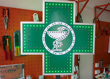 Аптечный крест со светодиодами зеленого цвета